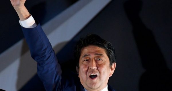 Législatives au Japon: large victoire de la coalition de Abe, selon des sondages