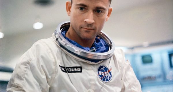 L’astronaute John Young retourne à la terre