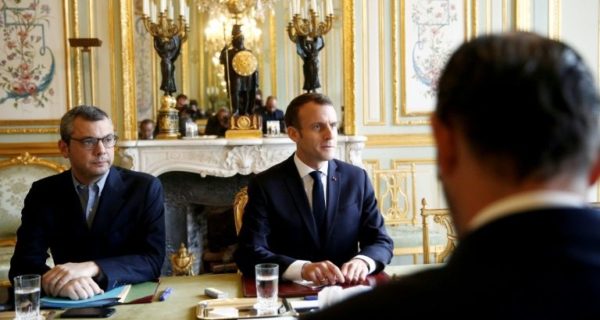 Pour Macron, contrition et concertation