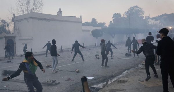 Algérie : face aux manifestants, deux camps en suspens